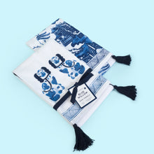 Load image into Gallery viewer, This set of two chinoiserie Blue Willow tea towels are 100% super-absorbent cotton and designed in traditional blue and white tea patterns and sewn with tassels in the corners to make a complementary addition to any kitchen.