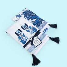 Load image into Gallery viewer, This set of two chinoiserie Blue Willow tea towels are 100% super-absorbent cotton and designed in traditional blue and white tea patterns and sewn with tassels in the corners to make a complementary addition to any kitchen.
